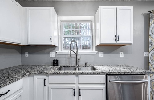 Woodcroft House | Cute, Cozy, Comfy pet friendly 4 Bedroom with Fenced yard!n