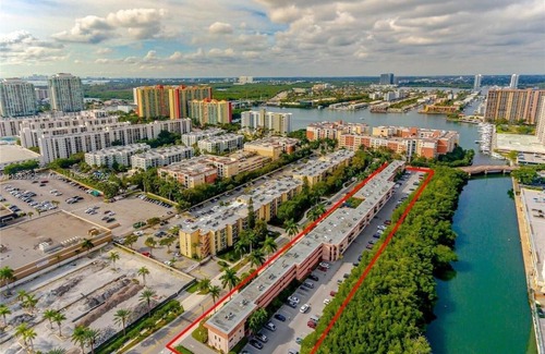 Sunny Isles Beach Apartment | Cute, cozy condo walk to the beach!