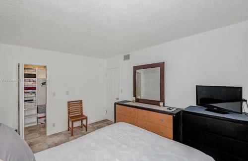 Sunny Isles Beach Apartment | Cute, cozy condo walk to the beach!
