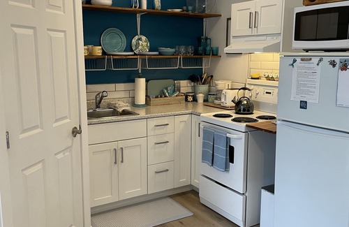Regional District of Nanaimo Cottage | Cute Cozy Cottage by the Sea in sunny Parksville