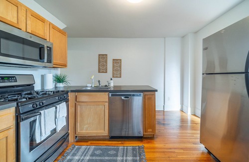 University District House | Cute, cozy, crash pad near bike path! Quiet, convenient, Short North location!