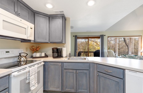 The Galena Territory Villa | Cute & Cozy Golf Villa, King Bed, Wood Fireplace, Near Spa, Trails