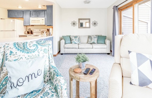 The Galena Territory Villa | Cute & Cozy Golf Villa, King Bed, Wood Fireplace, Near Spa, Trails