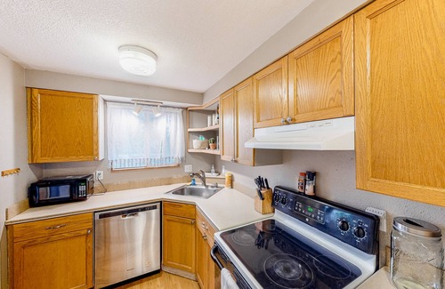Springfield House | Cute, cozy home with fenced backyard & grill - close to heart of Eugene