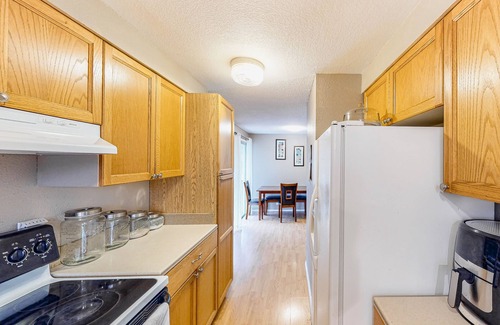Springfield House | Cute, cozy home with fenced backyard & grill - close to heart of Eugene