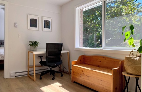 Ganges House | Cute & cozy Salt Spring Island cottage. 5 min walk to town & park trails.