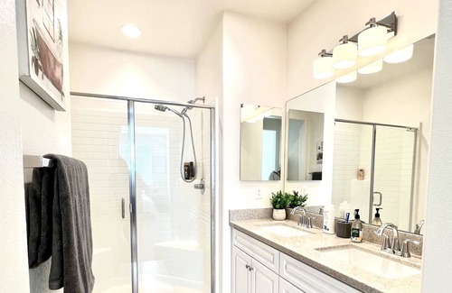 Ontario House | Cute & cozy townhome