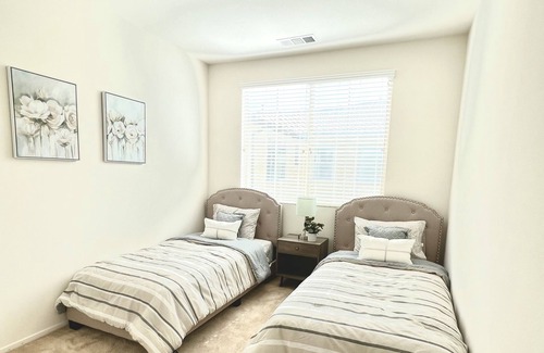 Ontario House | Cute & cozy townhome