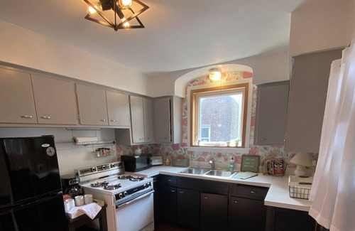 Irving Park Apartment | Cute crash pad w/free parking!