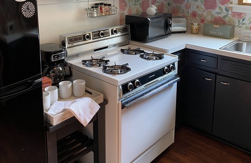 Irving Park Apartment | Cute crash pad w/free parking!