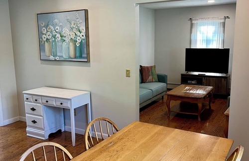 Kingston House | Cute Dog-Friendly 4B Escape Short Drive to Beaches