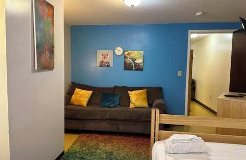 Downtown Pittsburgh Apartment | Cute Downtown APT | Quick & Safe Walk to PPG Arena