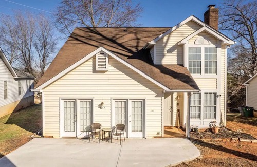 Charlotte House | Cute Duplex! Suite "B" Close to Everything