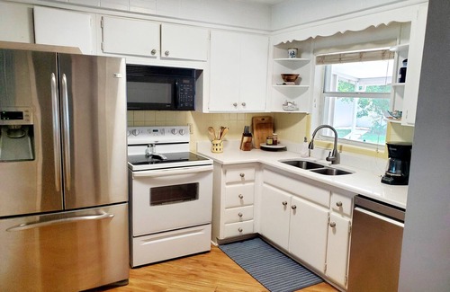 Tropical Shores House | Cute Florida Ranch that's close to everything! Great location!