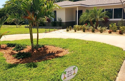 Tropical Shores House | Cute Florida Ranch that's close to everything! Great location!