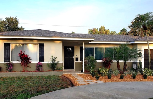 Tropical Shores House | Cute Florida Ranch that's close to everything! Great location!
