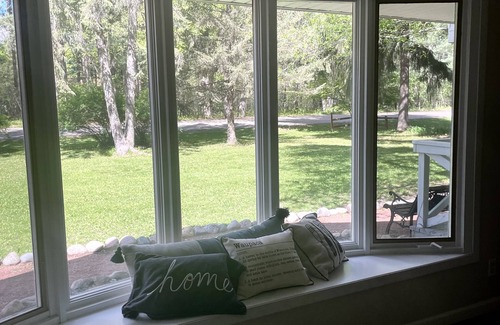 Waupaca House | Cute home across the street from full rec-Chain O Lakes Waupaca