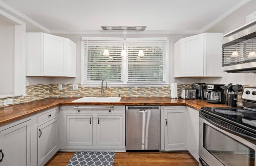 Franklin House | Cute House in town with private yard