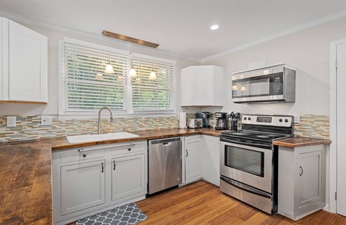 Franklin House | Cute House in town with private yard