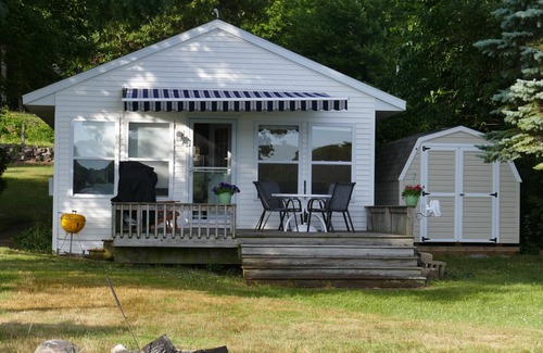 Grant Cottage | Cute lakefront cottage on all-sport Little Sand Lake
