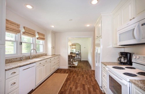 Boone Cottage | Cute Little Bungalow Close To Town With All The Amenities You Could Ask For