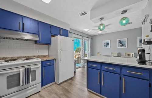 Lagoon Estates House | CUTE! little end-unit beach townhome