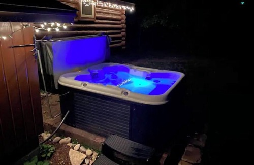Walloon Lake Cabin | Cute Log Cabin! Fall Color Dates Open! Hot Tub! Walloon Lake! Waterpark!