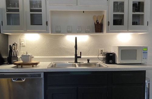 Roanoke House | Cute Modern Self check-in Close to DownTown Dog Friendly!