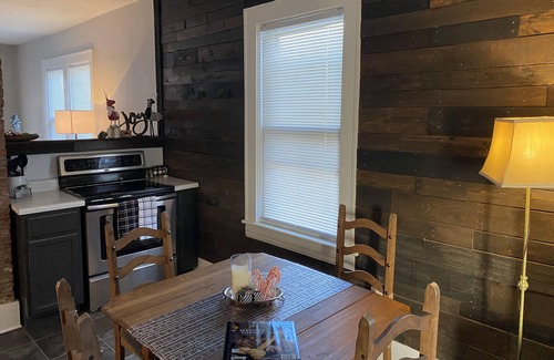 Roanoke House | Cute Modern Self check-in Close to DownTown Dog Friendly!
