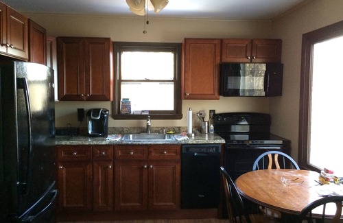 Jewett House | Cute Mountain Top Cape Cod on 1.3 acres, Central Air Conditioning and Oil Heat !