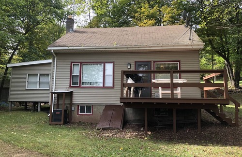 Jewett House | Cute Mountain Top Cape Cod on 1.3 acres, Central Air Conditioning and Oil Heat !