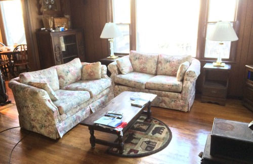 Jewett House | Cute Mountain Top Cape Cod on 1.3 acres, Central Air Conditioning and Oil Heat !