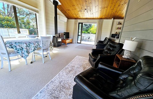 Paraparaumu Beach Cottage | Cute 'n' Cozy on Manly