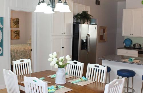 Ocean Isle Beach Cottage | Cute! Newly Remodeled Oib Cottage 2nd Row, 3 Blocks From Pier!