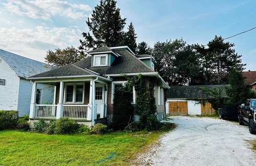 Pembroke House | Cute old farmhouse, located within the city. Recently updated.
