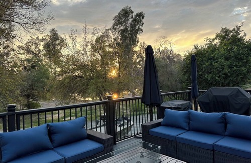 Raisin House | Cute remodeled home W/private pond 6 adults/6 kids