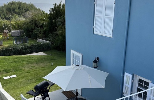 Smith's House | Cute Studio with Patio and South Shore Views