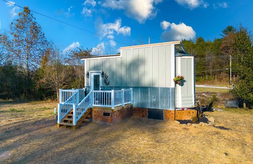 Caryville Cabin | Cute Tiny House! Located right outside Rocky Top, Leave here to hit the trails!