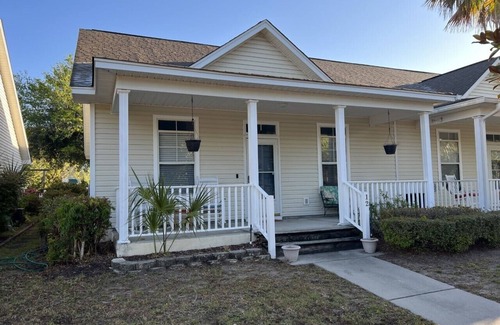 Old Town Bluffton House | Cute Townhome close to Old-Town Bluffton and Hilton Head Beaches.
