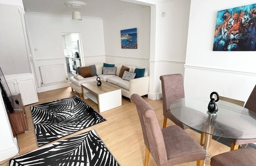 Wavertree House | Cute two bedroom house with free street parking & WiFi