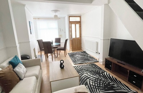 Wavertree House | Cute two bedroom house with free street parking & WiFi