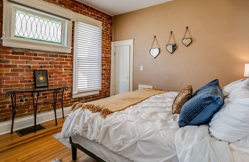 Central Boulder Condo | Cute Victorian! Walk to Pearl/WiFi/King/Parking