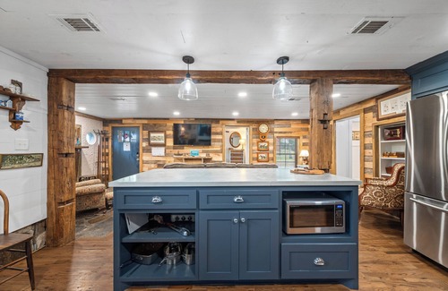 Mid America House | Cutest in Hot Springs "Amazing Place" Fully Restored-"English" Rock Cottage