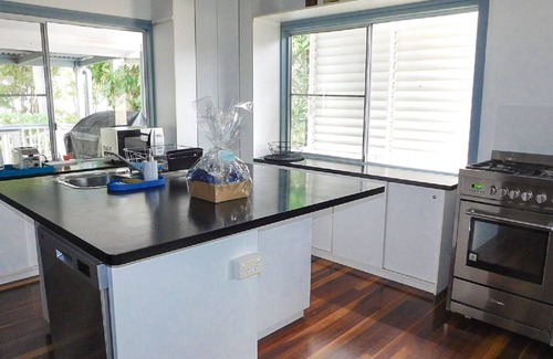 Toogoom House | Cutie on the Beach - Beachfront - Pet Friendly - Sleeps 11