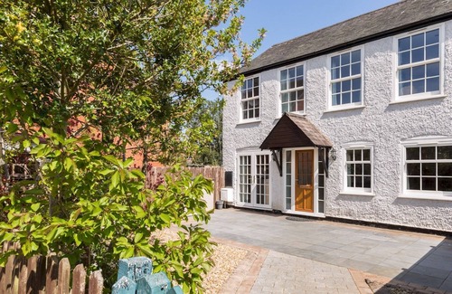 Warwick House | CV37 7QY 1 Wheelwright Mews, Leek Wooton · Gorgeous 3Bed Cottage, Peaceful Village & Parking | Pass The Keys