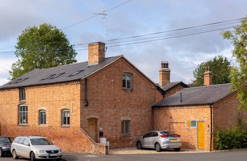 Shottery House | CV37 9HF The Tack Room Shottery · Charming 1Bed in Shottery with secure Parking | Pass The Keys