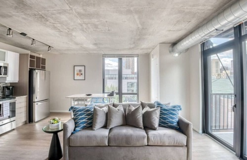 Downtown West Apartment | CW 2BR 1B Sky Lounge Rooftop Pool Gym CC