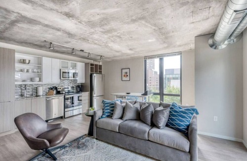 Downtown West Apartment | CW 2BR 1B Sky Lounge Rooftop Pool Gym CC