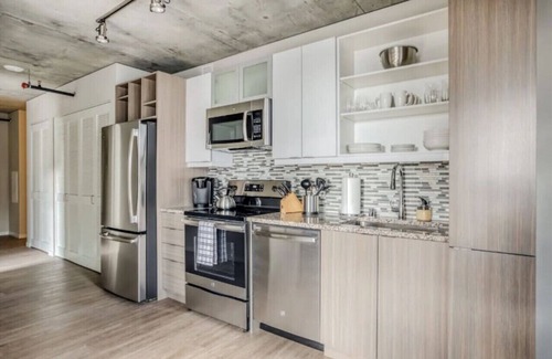 Downtown Minneapolis Apartment | CW 2BR 1B Sky Lounge Rooftop Pool Gym U