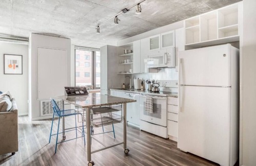 Downtown Minneapolis Apartment | CW/2BR/Sky Lounge/Rooftop Pool/Gym/D